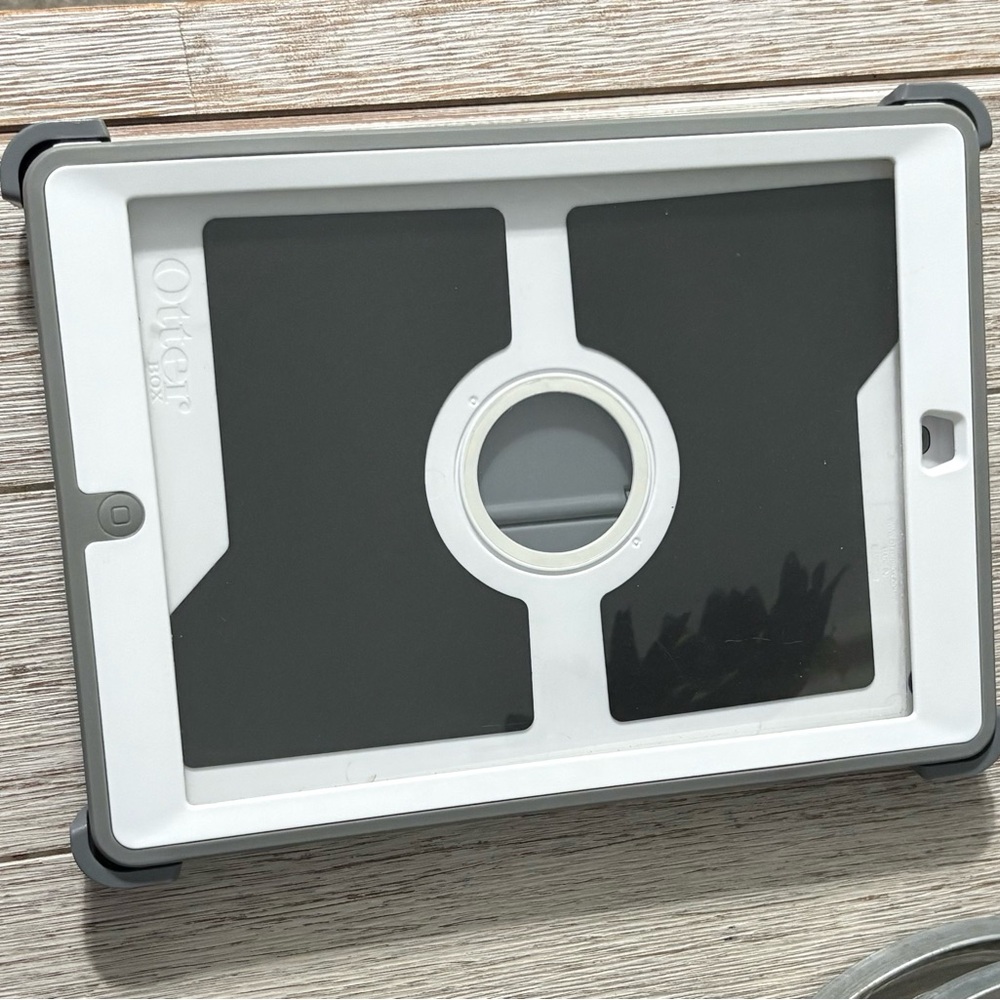 2018 iPad Otterbox Defender Series Case with screen protector and holder grey